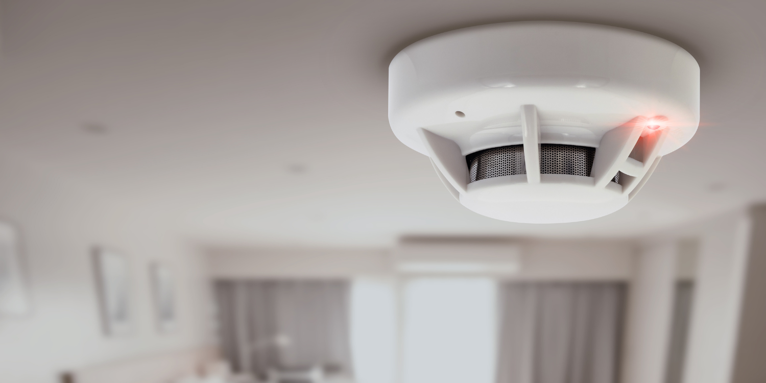 Close-Up-of-CO-Alarm-with-flashing-red-light